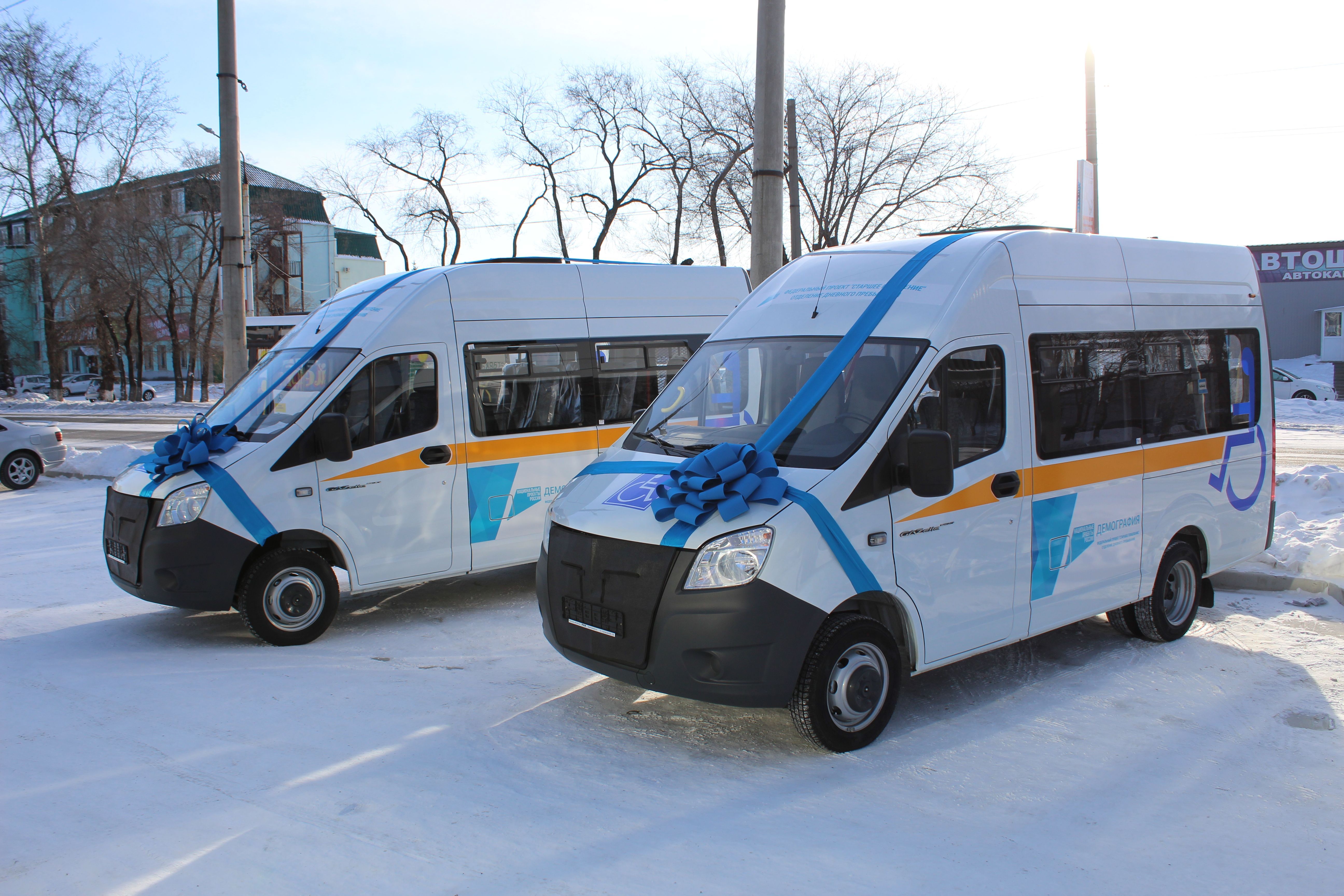 Соцучреждения Новорайчихинска и Зеи получили новые микроавтобусы