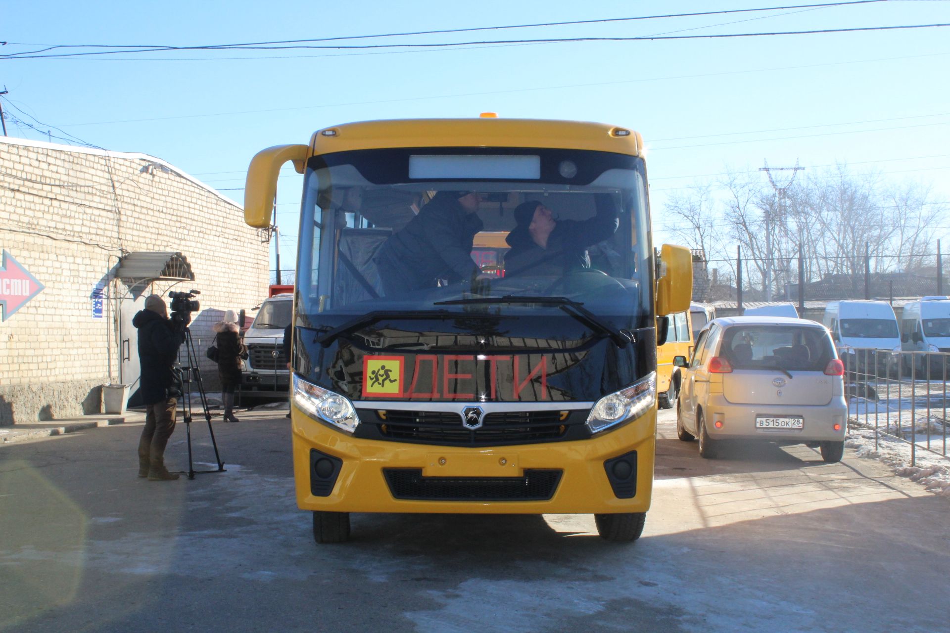 "АвтоР ГАЗ" выдали школьные автомобили для социальных служб.